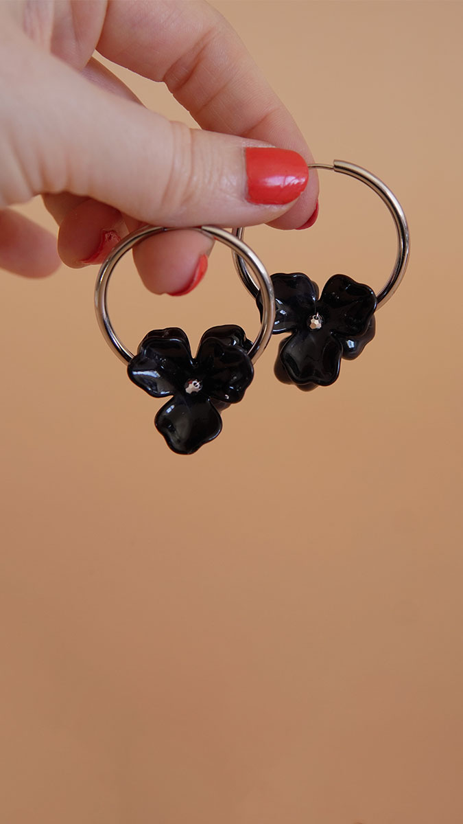 Schema Orecchini a cerchio in acciaio inossidabile placcato oro con fiori Schema Orecchini a cerchio in acciaio inossidabile placcato oro con fiori