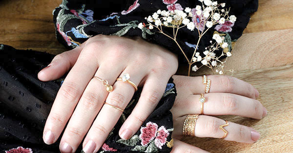 Impilaggio di anelli cabochon d'oro PureCrystal Impilaggio di anelli cabochon d'oro PureCrystal