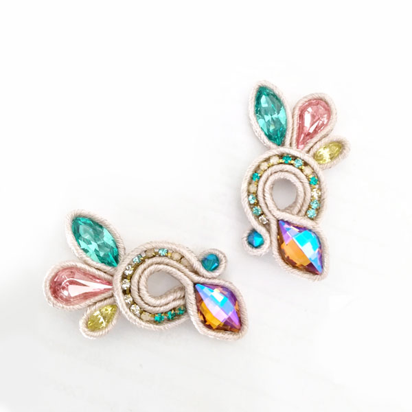 Orecchini Bright Wings in soutache chiaro di luna e cristalli PureCrystal Orecchini Bright Wings in soutache chiaro di luna e cristalli PureCrystal