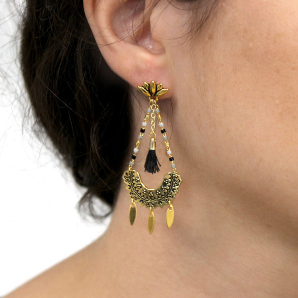 Schema Orecchini a lampadario Lotus fai da te, con pompon e catena di perle Schema Orecchini a lampadario Lotus fai da te, con pompon e catena di perle