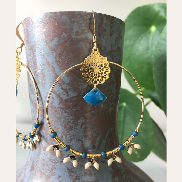 Orecchini fai da te con catena a spina di pesce, pendente traforato, Zecchino a forma di ventaglio e miyuki duracoat Orecchini fai da te con catena a spina di pesce, pendente traforato, Zecchino a forma di ventaglio e miyuki duracoat