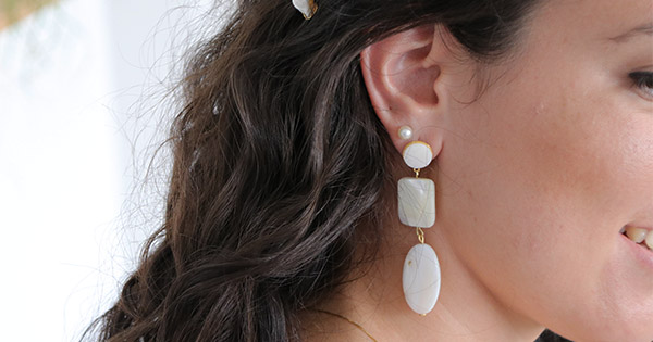 Realizzazione di orecchini facili in madreperla bianca e oro Realizzazione di orecchini facili in madreperla bianca e oro