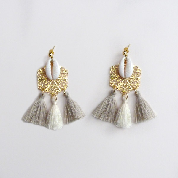 Orecchini in conchiglia Cauri con nappe Orecchini in conchiglia Cauri con nappe