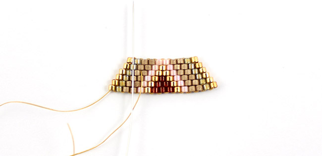 Bracciale Brick Stitch diamante oro bordeaux : Tappa 10 Bracciale Brick Stitch diamante oro bordeaux : Tappa 10