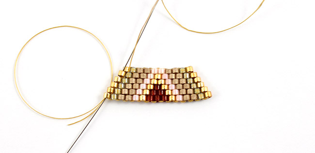 Bracciale Brick Stitch diamante oro bordeaux : Tappa 11 Bracciale Brick Stitch diamante oro bordeaux : Tappa 11