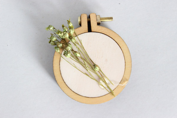 Tamburo mini spilla tutorial fai da te per ricamare con fiori secchi Tutoriel DIY broche mini tambout à broder avec fleurs séchées