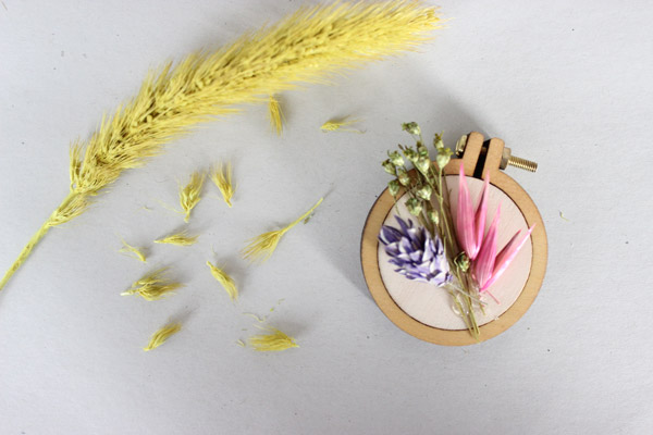 Tamburo mini spilla tutorial fai da te per ricamare con fiori secchi Tutoriel DIY broche mini tambout à broder avec fleurs séchées