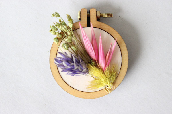 Tamburo mini spilla tutorial fai da te per ricamare con fiori secchi Tutoriel DIY broche mini tambout à broder avec fleurs séchées