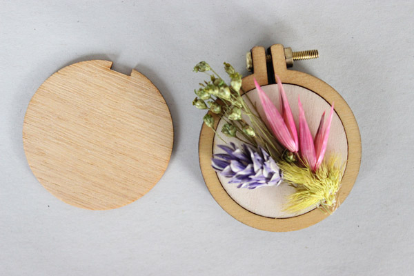 Tamburo mini spilla tutorial fai da te per ricamare con fiori secchi Tutoriel DIY broche mini tambout à broder avec fleurs séchées