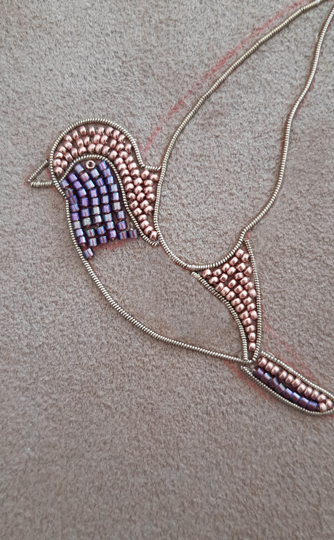 Fai da te Spilla uccello ricamata in oro con cannetille e jaseron di Dame Moustache : Tappa 7 Fai da te Spilla uccello ricamata in oro con cannetille e jaseron di Dame Moustache : Tappa 7