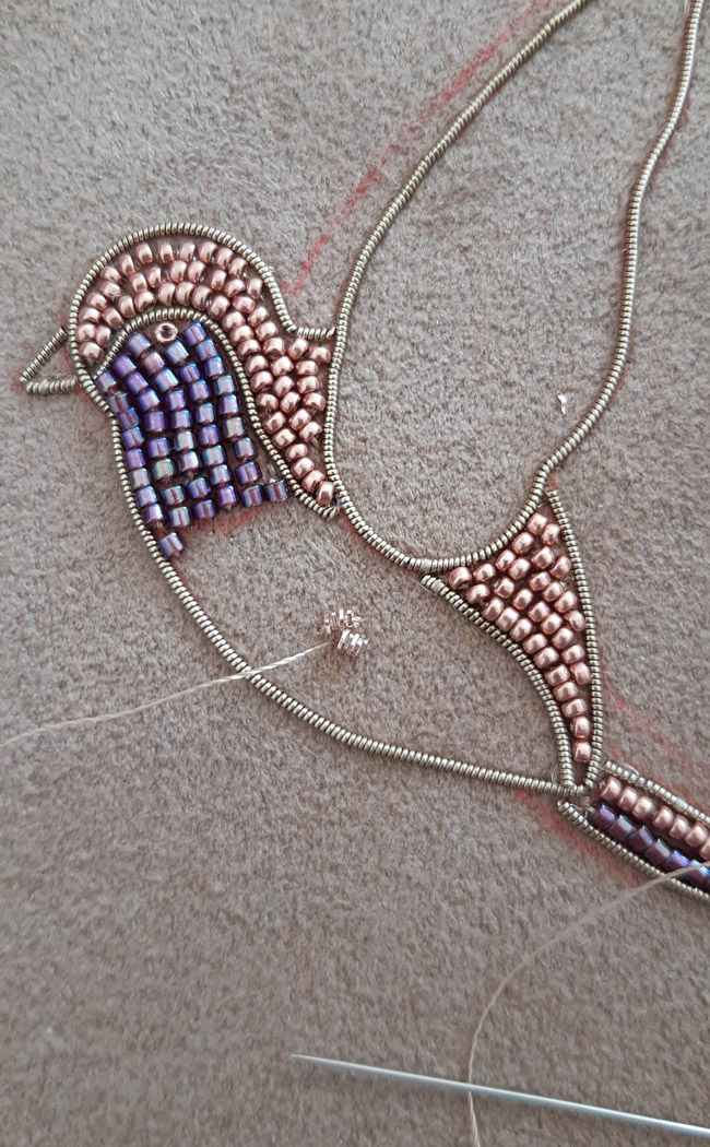 Fai da te Spilla uccello ricamata in oro con cannetille e jaseron di Dame Moustache : Tappa 9 Fai da te Spilla uccello ricamata in oro con cannetille e jaseron di Dame Moustache : Tappa 9