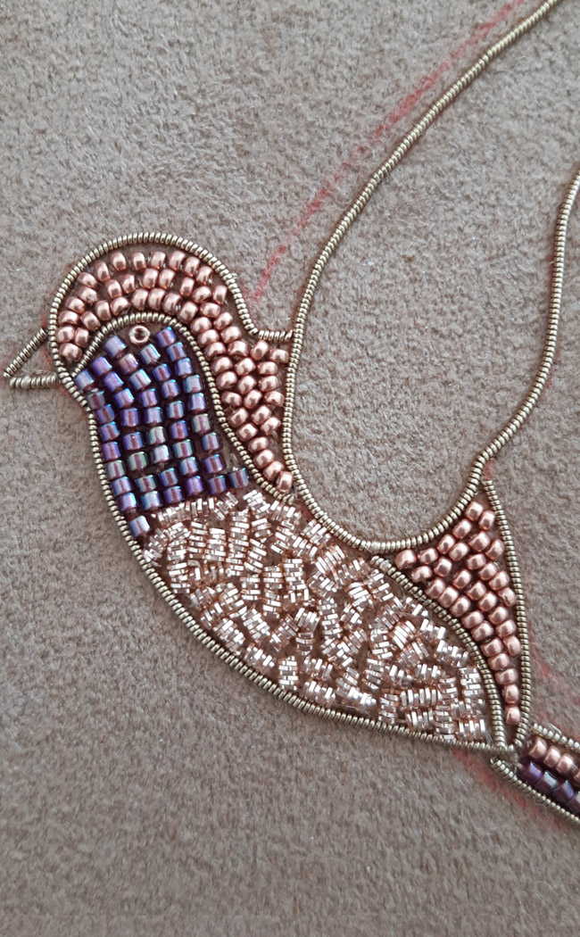 Fai da te Spilla uccello ricamata in oro con cannetille e jaseron di Dame Moustache : Tappa 10 Fai da te Spilla uccello ricamata in oro con cannetille e jaseron di Dame Moustache : Tappa 10