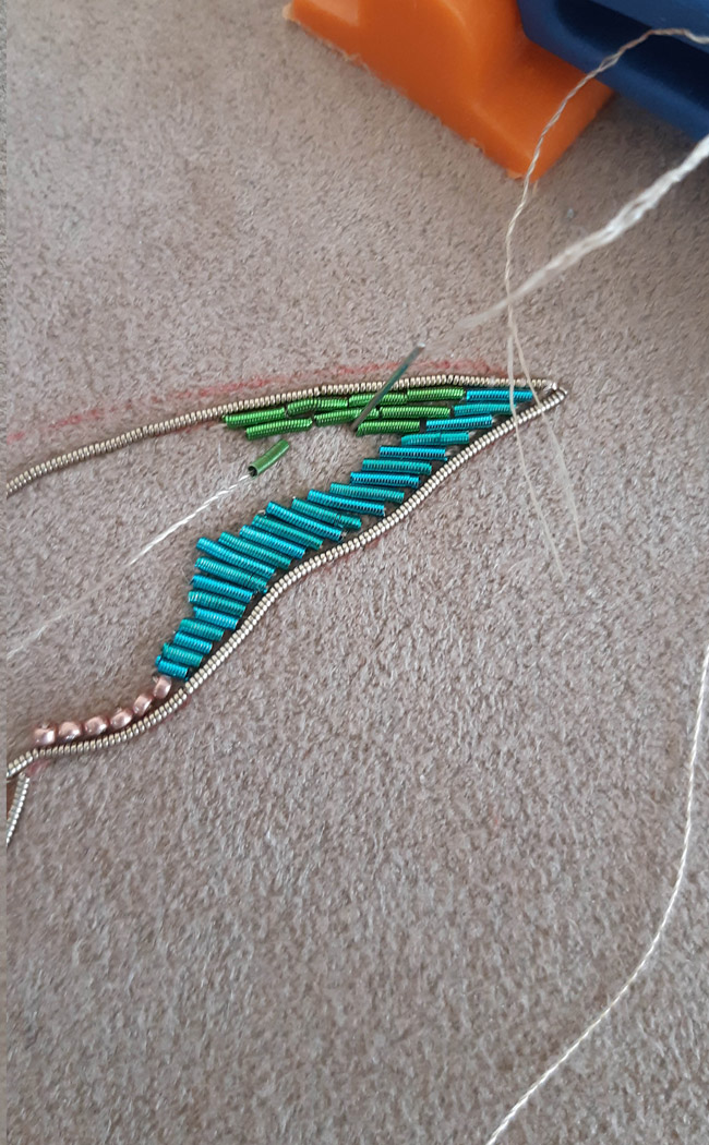 Fai da te Spilla uccello ricamata in oro con cannetille e jaseron di Dame Moustache : Tappa 12 Fai da te Spilla uccello ricamata in oro con cannetille e jaseron di Dame Moustache : Tappa 12