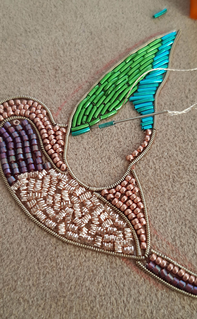 Fai da te Spilla uccello ricamata in oro con cannetille e jaseron di Dame Moustache : Tappa 13 Fai da te Spilla uccello ricamata in oro con cannetille e jaseron di Dame Moustache : Tappa 13