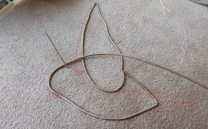 Fai da te Spilla uccello ricamata in oro con cannetille e jaseron di Dame Moustache : Tappa 4 Fai da te Spilla uccello ricamata in oro con cannetille e jaseron di Dame Moustache : Tappa 4