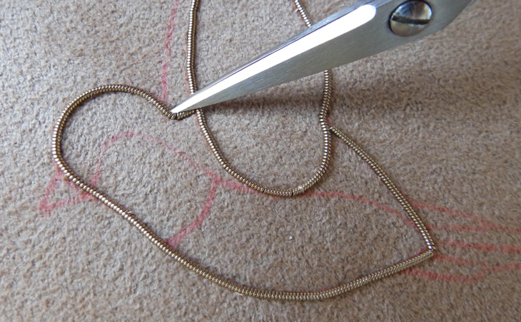 Fai da te Spilla uccello ricamata in oro con cannetille e jaseron di Dame Moustache : Tappa 5 Fai da te Spilla uccello ricamata in oro con cannetille e jaseron di Dame Moustache : Tappa 5