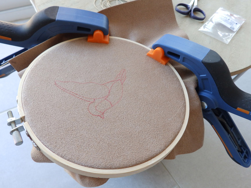 Fai da te Spilla uccello ricamata in oro con cannetille e jaseron di Dame Moustache : Tappa 3 Fai da te Spilla uccello ricamata in oro con cannetille e jaseron di Dame Moustache : Tappa 3