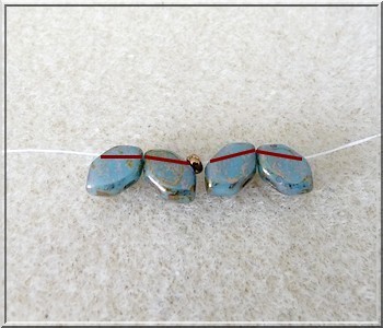 Schéma collier Basile en perle en verre Paros aqua deep gold par Puca Schéma collier Basile en perle en verre Paros aqua deep gold par Puca