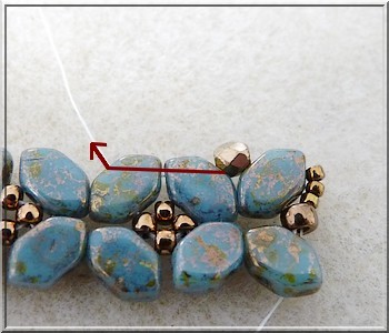 Schéma collier Basile en perle en verre Paros aqua deep gold par Puca Schéma collier Basile en perle en verre Paros aqua deep gold par Puca