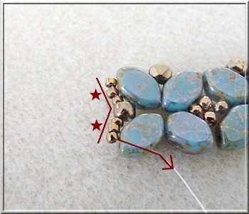 Schéma collier Basile en perle en verre Paros aqua deep gold par Puca Schéma collier Basile en perle en verre Paros aqua deep gold par Puca