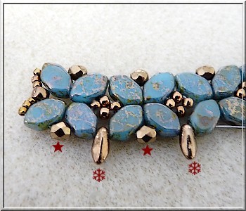 Schéma collier Basile en perle en verre Paros aqua deep gold par Puca Schéma collier Basile en perle en verre Paros aqua deep gold par Puca