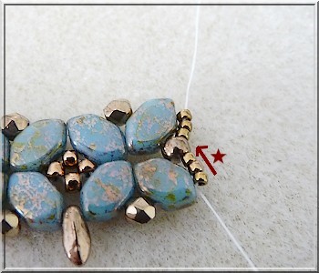 Schéma collier Basile en perle en verre Paros aqua deep gold par Puca Schéma collier Basile en perle en verre Paros aqua deep gold par Puca