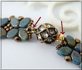 Schéma collier Basile en perle en verre Paros aqua deep gold par Puca Schéma collier Basile en perle en verre Paros aqua deep gold par Puca