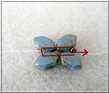 Schéma collier Basile en perle en verre Paros aqua deep gold par Puca Schéma collier Basile en perle en verre Paros aqua deep gold par Puca