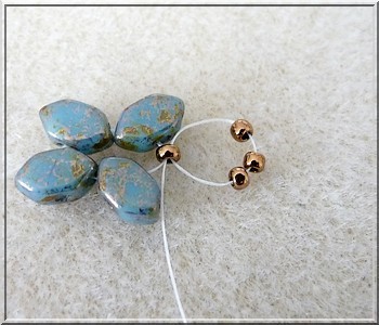 Schéma collier Basile en perle en verre Paros aqua deep gold par Puca Schéma collier Basile en perle en verre Paros aqua deep gold par Puca