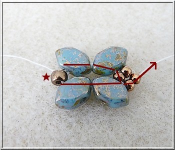 Schéma collier Basile en perle en verre Paros aqua deep gold par Puca Schéma collier Basile en perle en verre Paros aqua deep gold par Puca