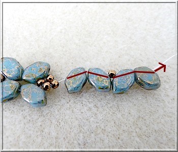 Schéma collier Basile en perle en verre Paros aqua deep gold par Puca Schéma collier Basile en perle en verre Paros aqua deep gold par Puca