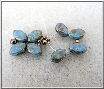 Schéma collier Basile en perle en verre Paros aqua deep gold par Puca Schéma collier Basile en perle en verre Paros aqua deep gold par Puca