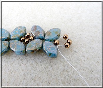 Schéma collier Basile en perle en verre Paros aqua deep gold par Puca Schéma collier Basile en perle en verre Paros aqua deep gold par Puca