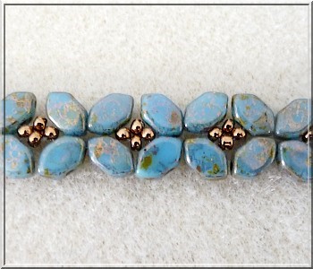 Schéma collier Basile en perle en verre Paros aqua deep gold par Puca Schéma collier Basile en perle en verre Paros aqua deep gold par Puca