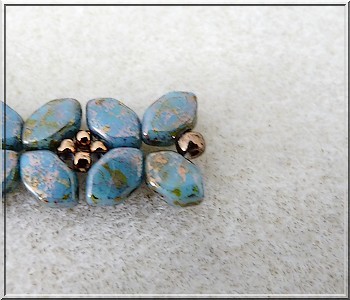 Schéma collier Basile en perle en verre Paros aqua deep gold par Puca Schéma collier Basile en perle en verre Paros aqua deep gold par Puca