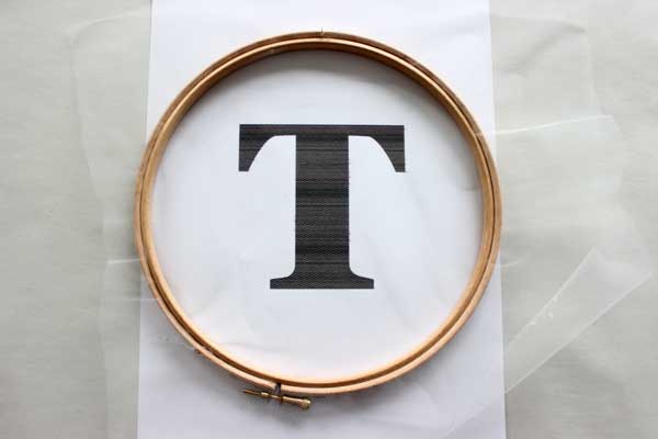 Come fare un ricamo a tamburo con fiori secchi? Comment réaliser un tambour broder avec des fleurs séchées ?