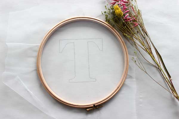 Come fare un ricamo a tamburo con fiori secchi? Comment réaliser un tambour broder avec des fleurs séchées ?