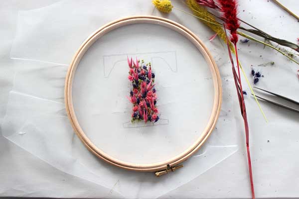 Come fare un ricamo a tamburo con fiori secchi? Comment réaliser un tambour broder avec des fleurs séchées ?