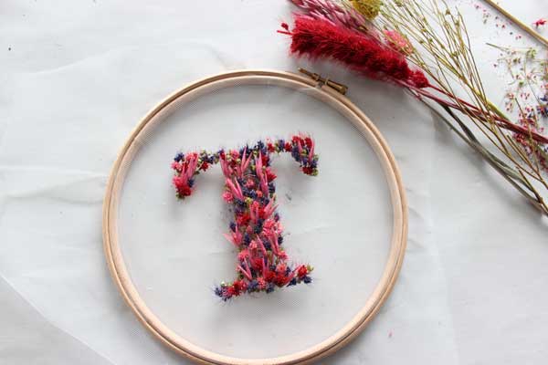 Come fare una decorazione con fiori secchi? Comment réaliser une décoration avec des fleurs séchées ?