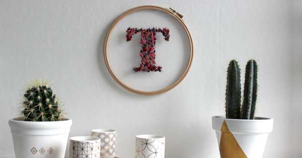 Decorazione fai da te del tamburo da ricamo con fiori secchi Decorazione fai da te del tamburo da ricamo con fiori secchi