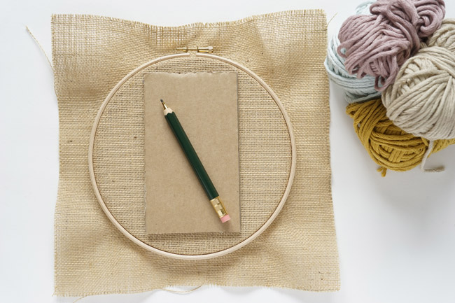 Materiale Fai da te Tutorial Ricamo facile Decorazione a parete in ago Ago magico Cucitura Amy Oxford di Julie Robert Matériel Tutoriel DIY facile Décoration murale brodée en broderie magique à l'aiguille punch needle Amy Oxford par Julie Robert