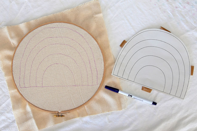 /images/pratiques/images/Deco/DIY%20Coussin%20arc%20en%20ciel%20en%20punch%20needle/diy-arc-en-ciel-punch-needle-%C3%A9tape-1.jpg