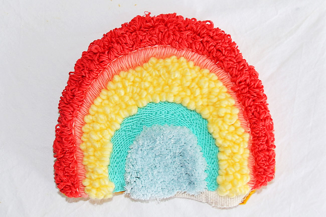 /images/pratiques/images/Deco/DIY%20Coussin%20arc%20en%20ciel%20en%20punch%20needle/diy-arc-en-ciel-punch-needle-%C3%A9tape-12.jpg