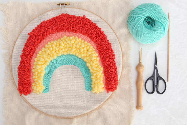 /images/pratiques/images/Deco/DIY%20Coussin%20arc%20en%20ciel%20en%20punch%20needle/diy-arc-en-ciel-punch-needle-%C3%A9tape-5.jpg