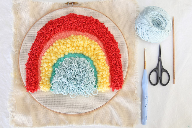 /images/pratiques/images/Deco/DIY%20Coussin%20arc%20en%20ciel%20en%20punch%20needle/diy-arc-en-ciel-punch-needle-%C3%A9tape-6.jpg