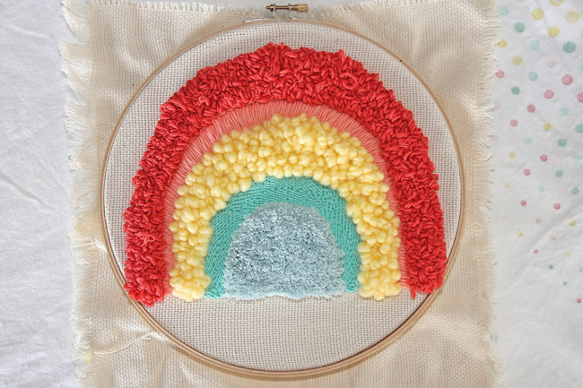 /images/pratiques/images/Deco/DIY%20Coussin%20arc%20en%20ciel%20en%20punch%20needle/diy-arc-en-ciel-punch-needle-%C3%A9tape-7.jpg