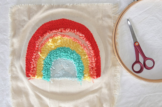 /images/pratiques/images/Deco/DIY%20Coussin%20arc%20en%20ciel%20en%20punch%20needle/diy-arc-en-ciel-punch-needle-%C3%A9tape-8.jpg