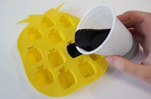 Tutoriel DIY facile Magnet ananas en résine colorée noire Pébéo Tutoriel DIY facile Magnet ananas en résine colorée noire Pébéo