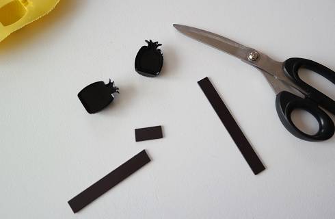 Tutoriel DIY facile Magnet ananas en résine colorée noire Pébéo Tutoriel DIY facile Magnet ananas en résine colorée noire Pébéo