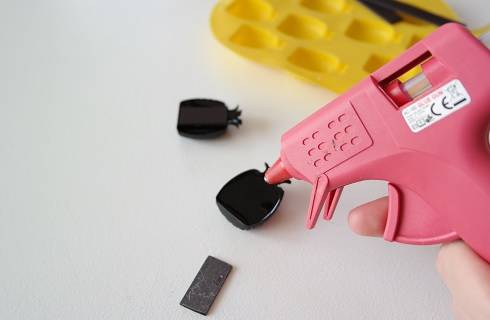 Tutoriel DIY facile Magnet ananas en résine colorée noire Pébéo Tutoriel DIY facile Magnet ananas en résine colorée noire Pébéo